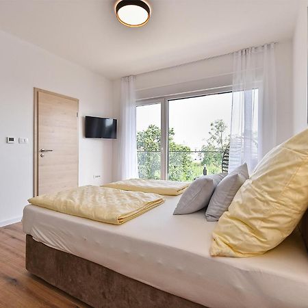 Jlo1 Mit Beheizbarem Pool Villa Peroj Luaran gambar