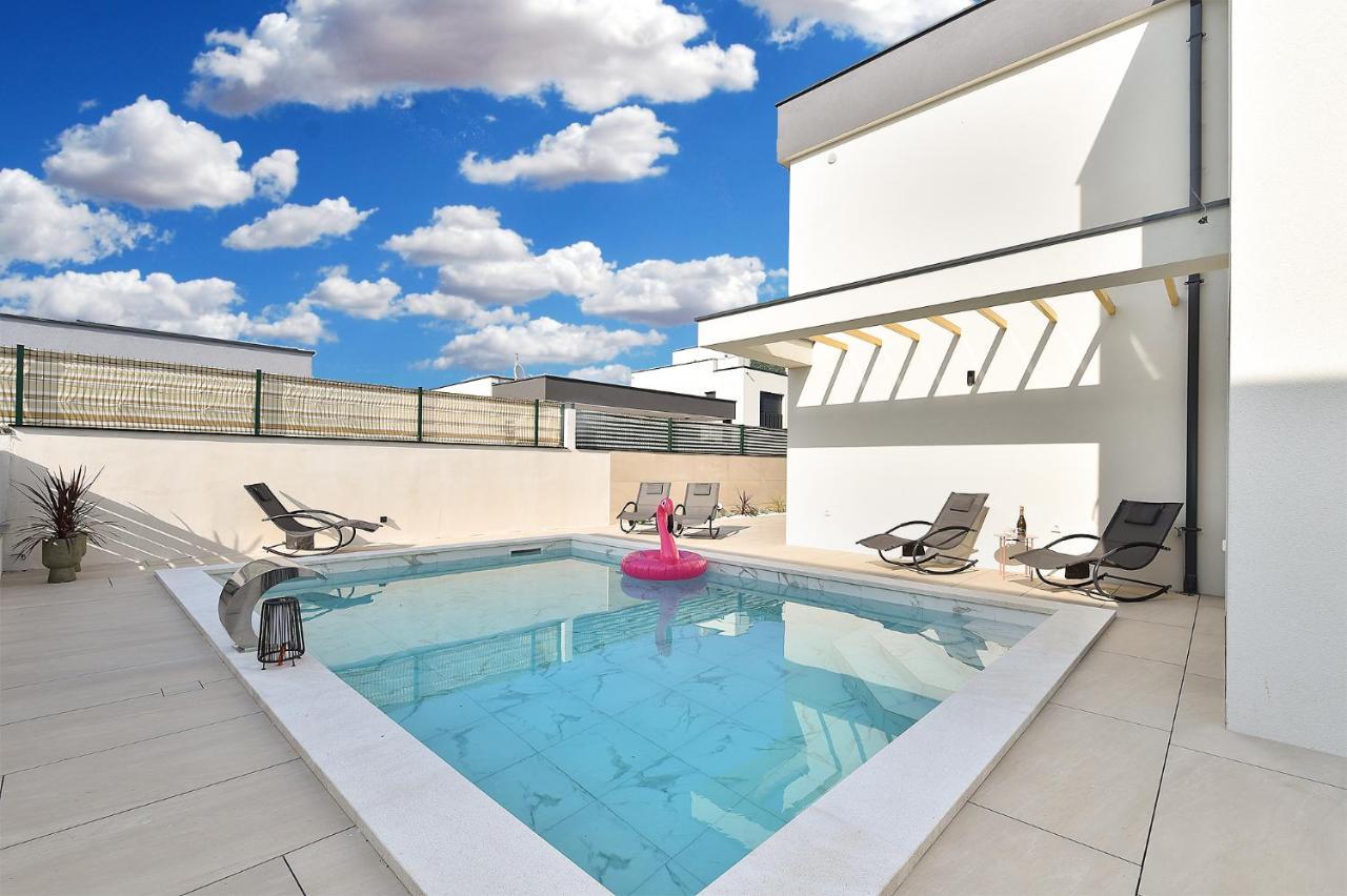 Jlo1 Mit Beheizbarem Pool Villa Peroj Luaran gambar